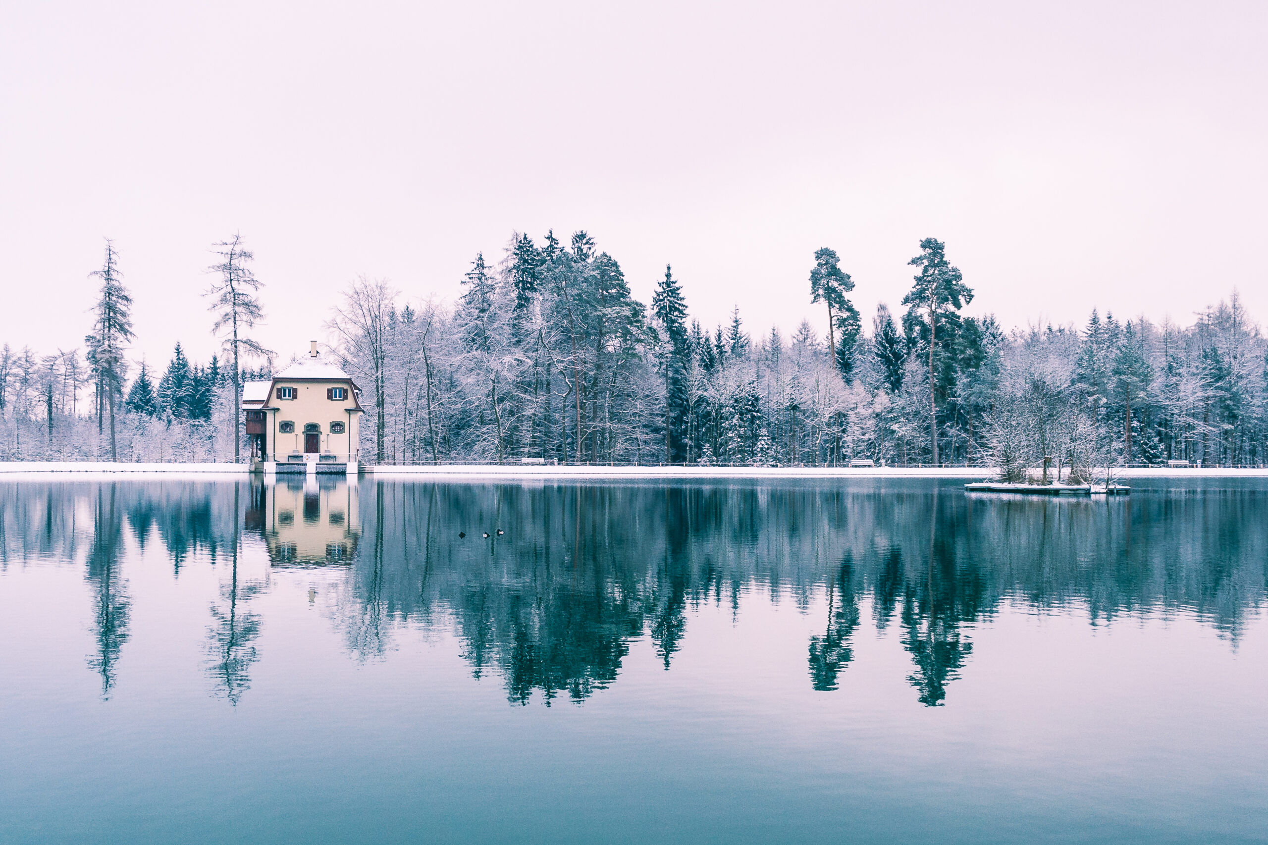 Winterlandschaft mit Weiher in Schaffhausen, Haus mit Spiegelung im See