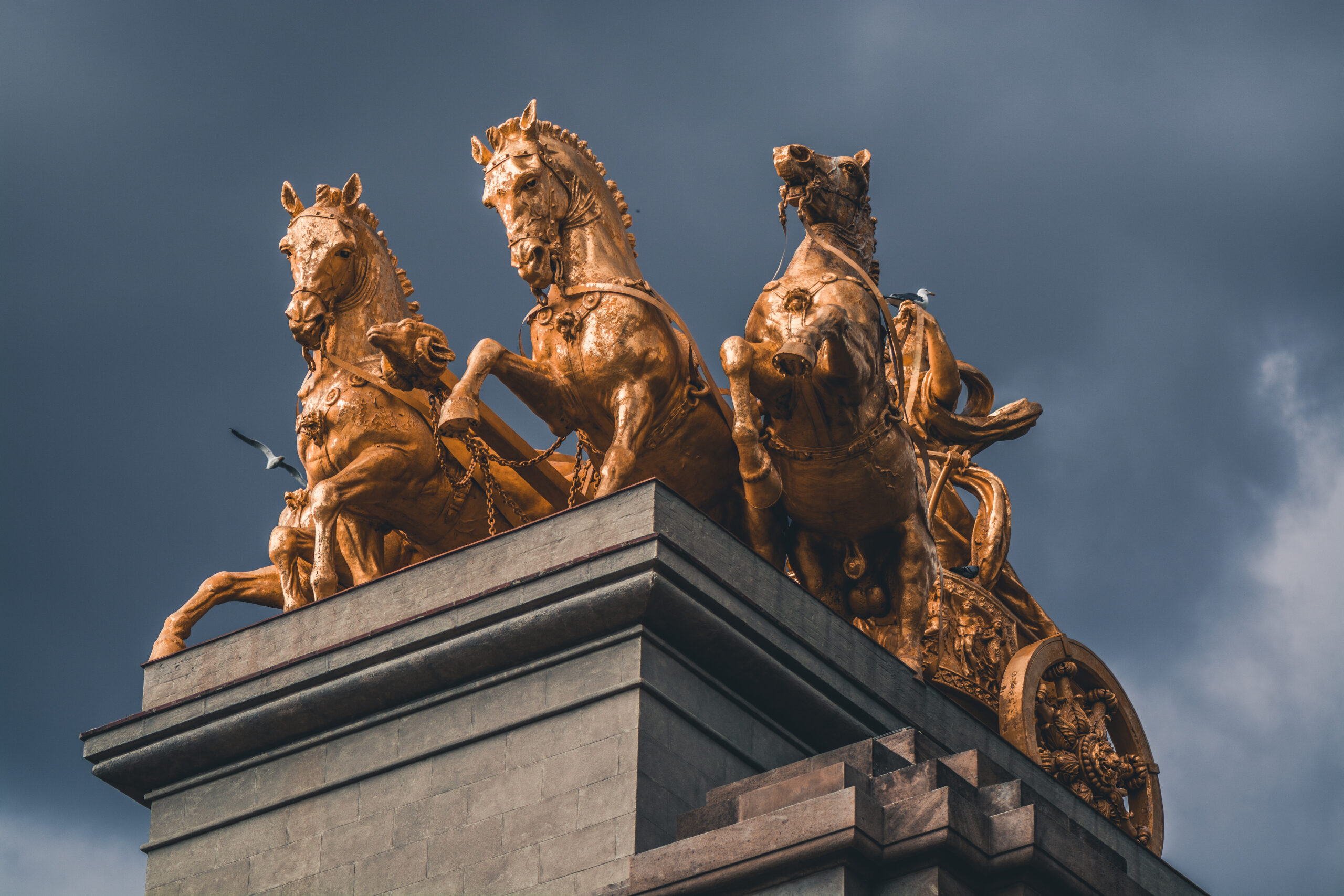 Statue von einem Streitwagen in Gold, im Ciutadella-Park in Barcelona