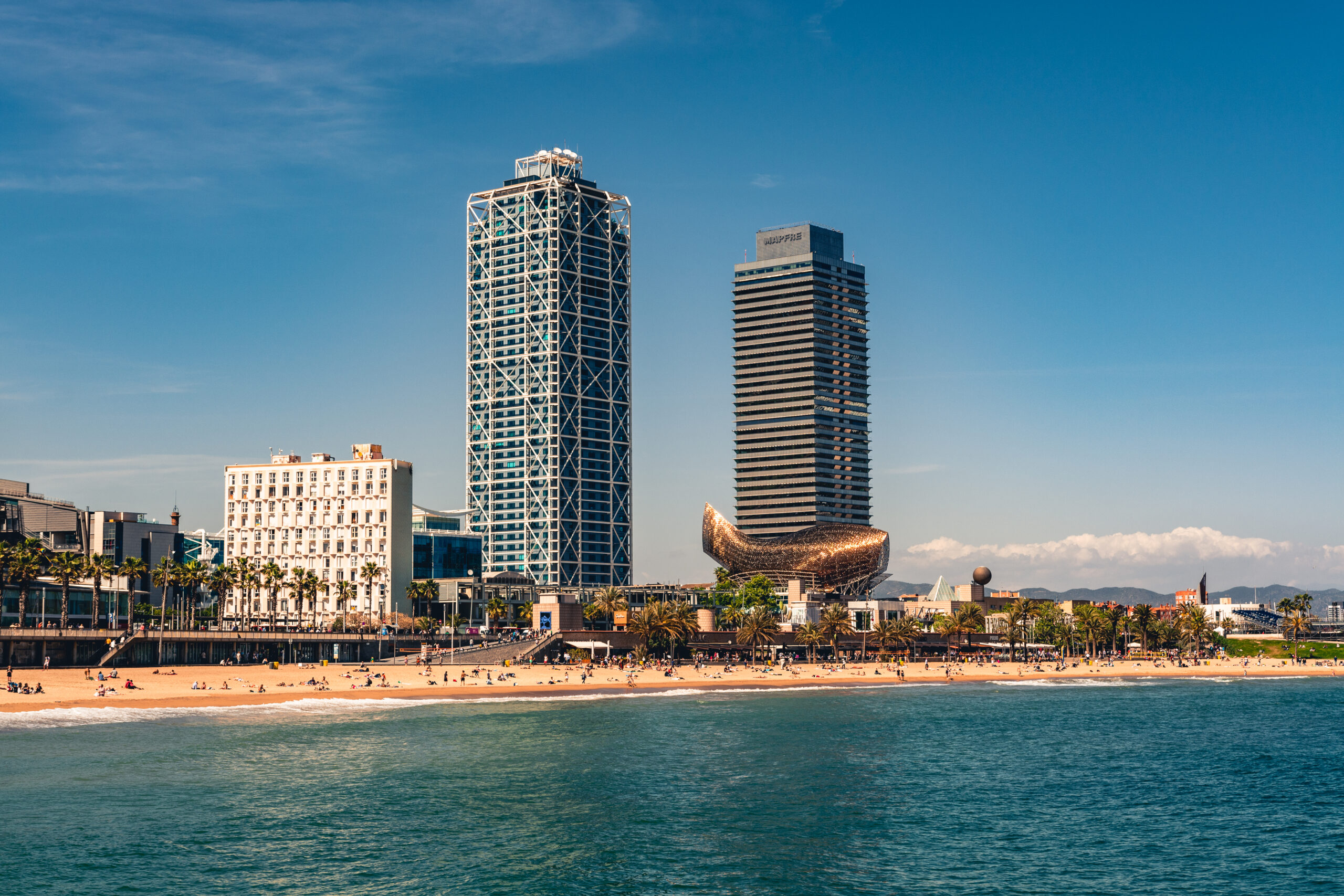 Zwei Hochhäuser vor einem Strand in Barcelona