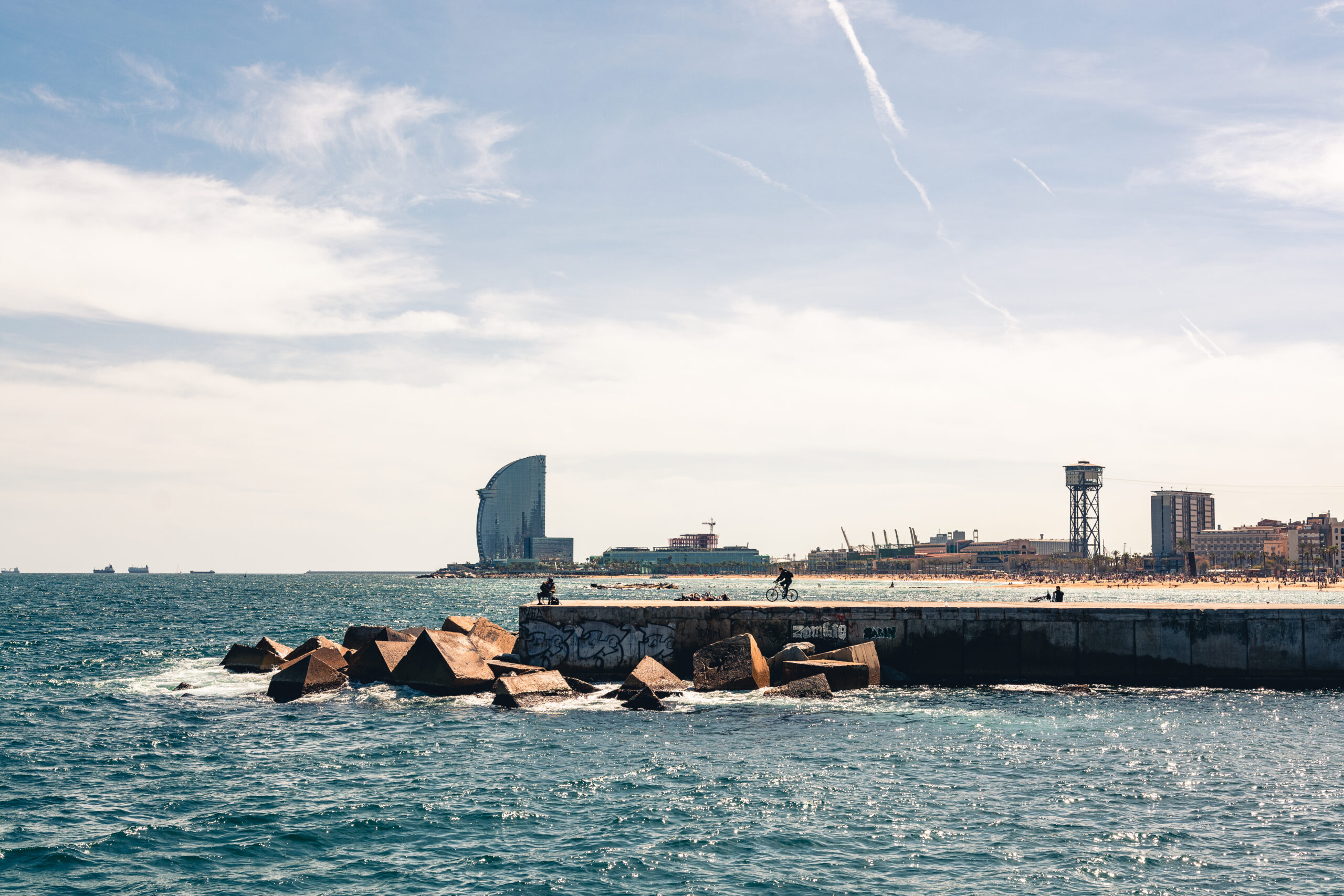 Hotel W und ein Steg ins Meer von Barcelona