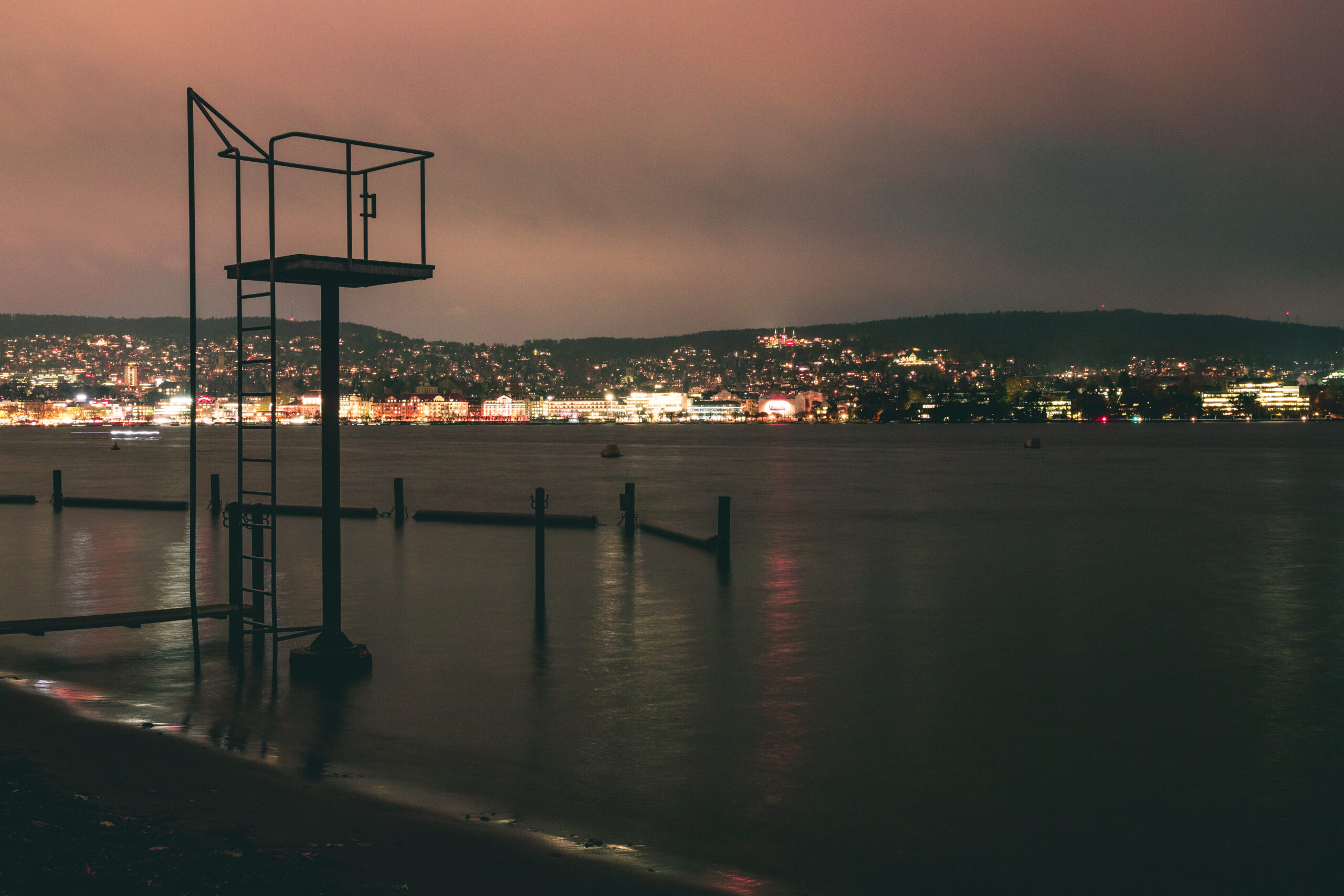 Sprungturm der Badi Wollishofen bei Nacht