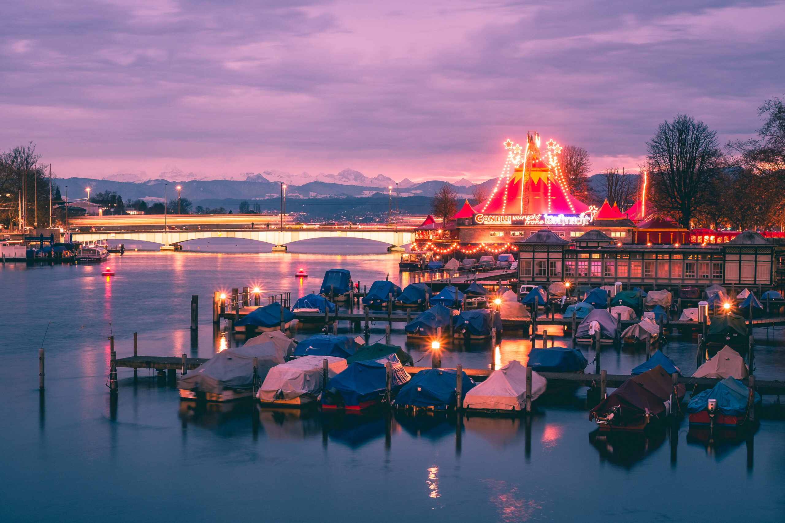 Bauschänzli mit Zirkus im Abendlicht