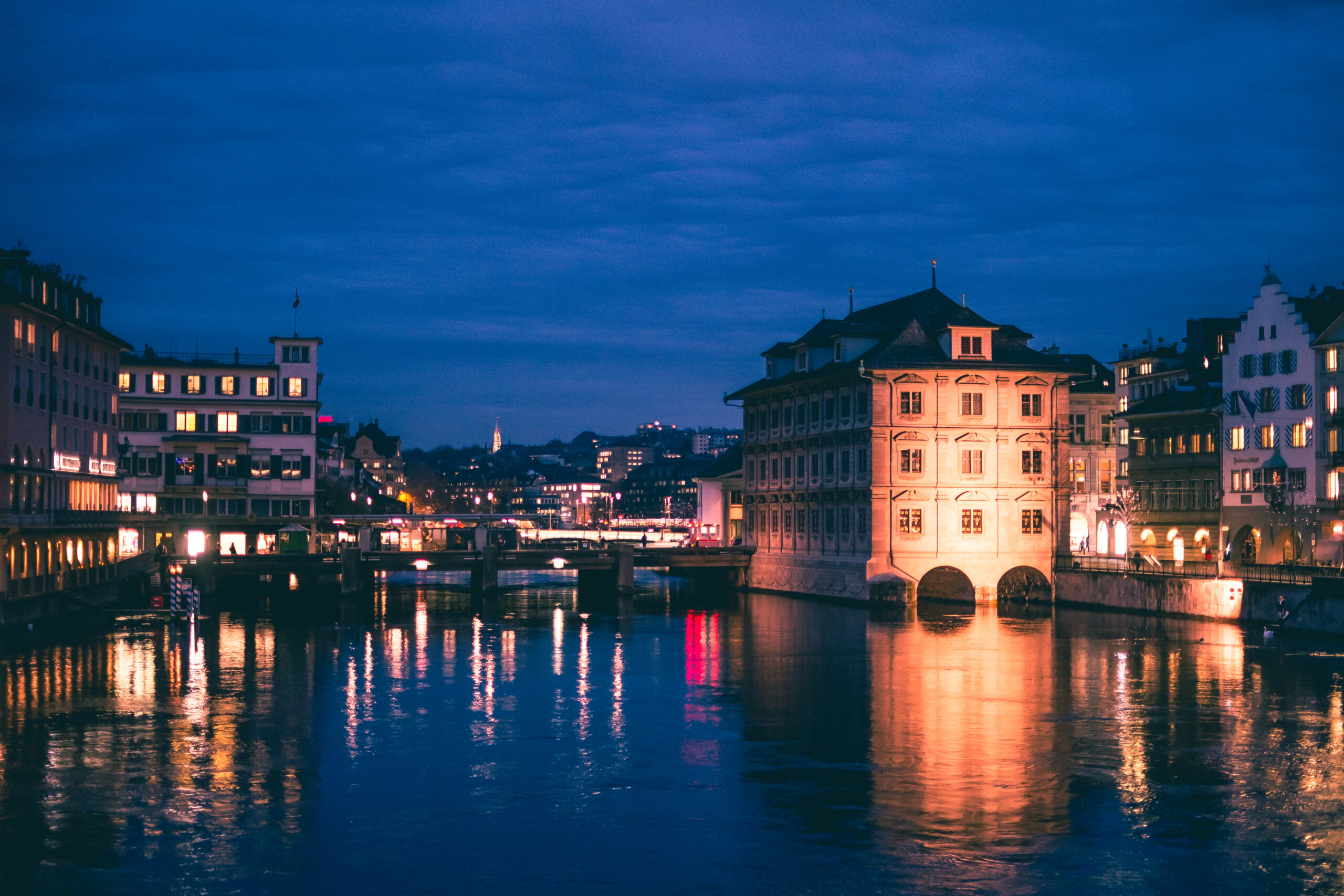 Stadthaus Zürich im Abendlicht über der Limmat