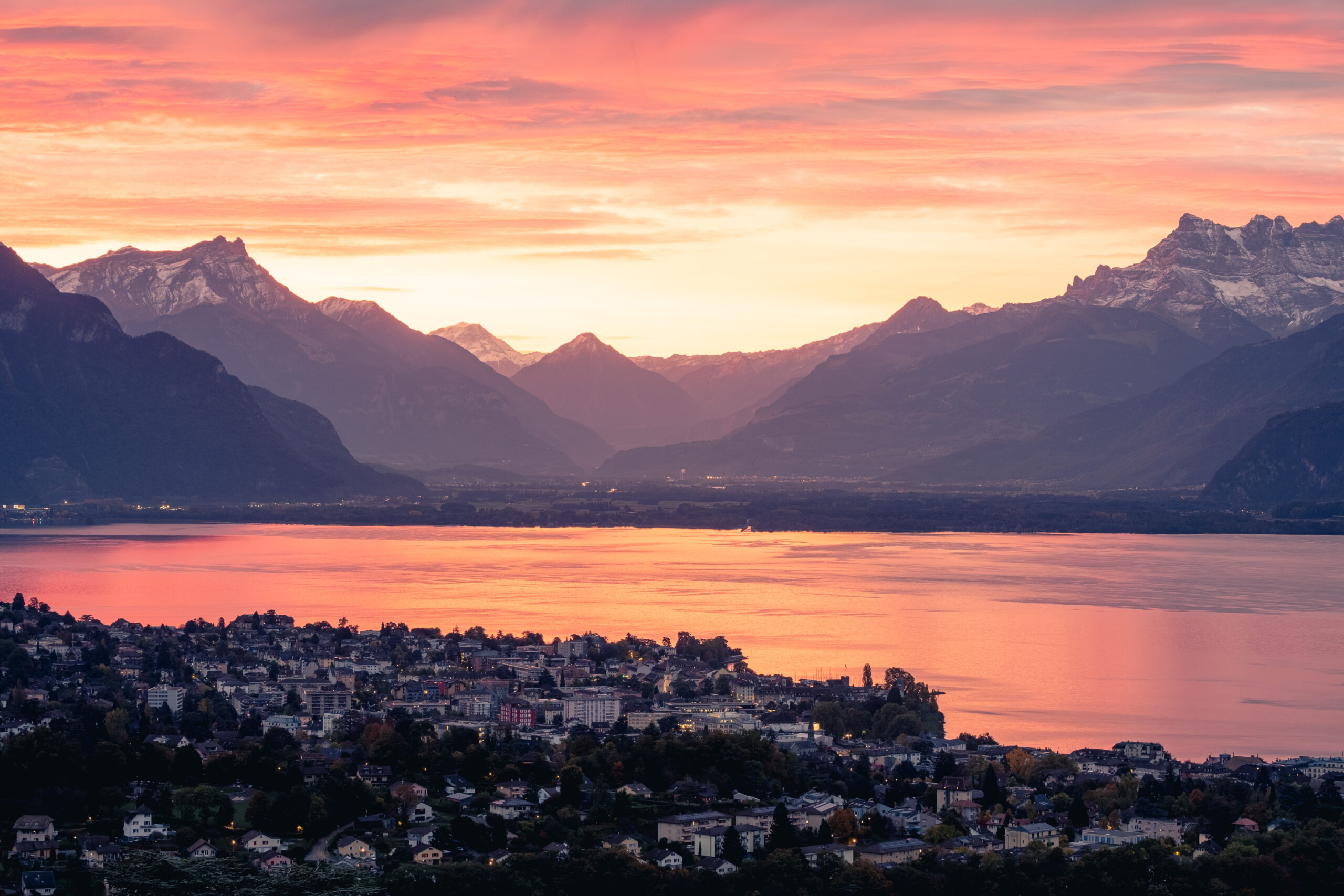 Sonnenaufgang in den Bergen hinter Montreux und Vevey, Genfersee im Vordergrund