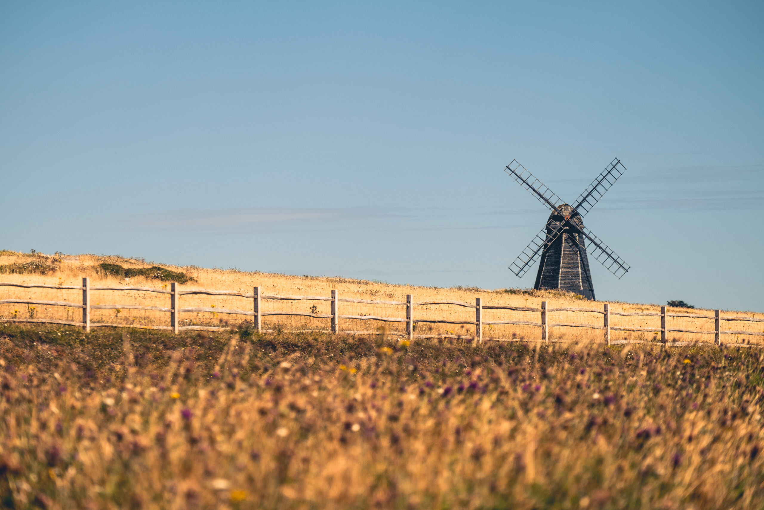 Windmühle auf einem Hügel in Südengland