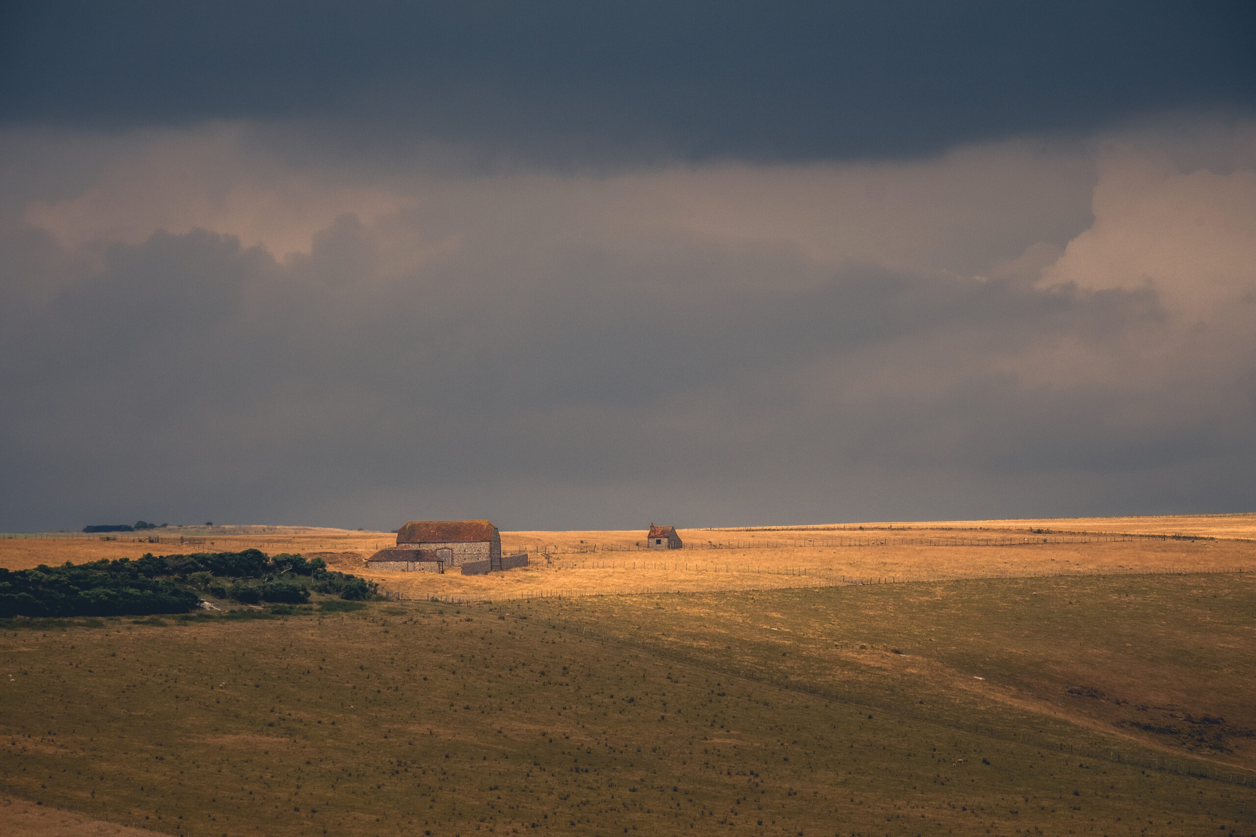 Südenglische Landschaft vor einem Wetterwechsel, dunkle Wolken im Hintergrund