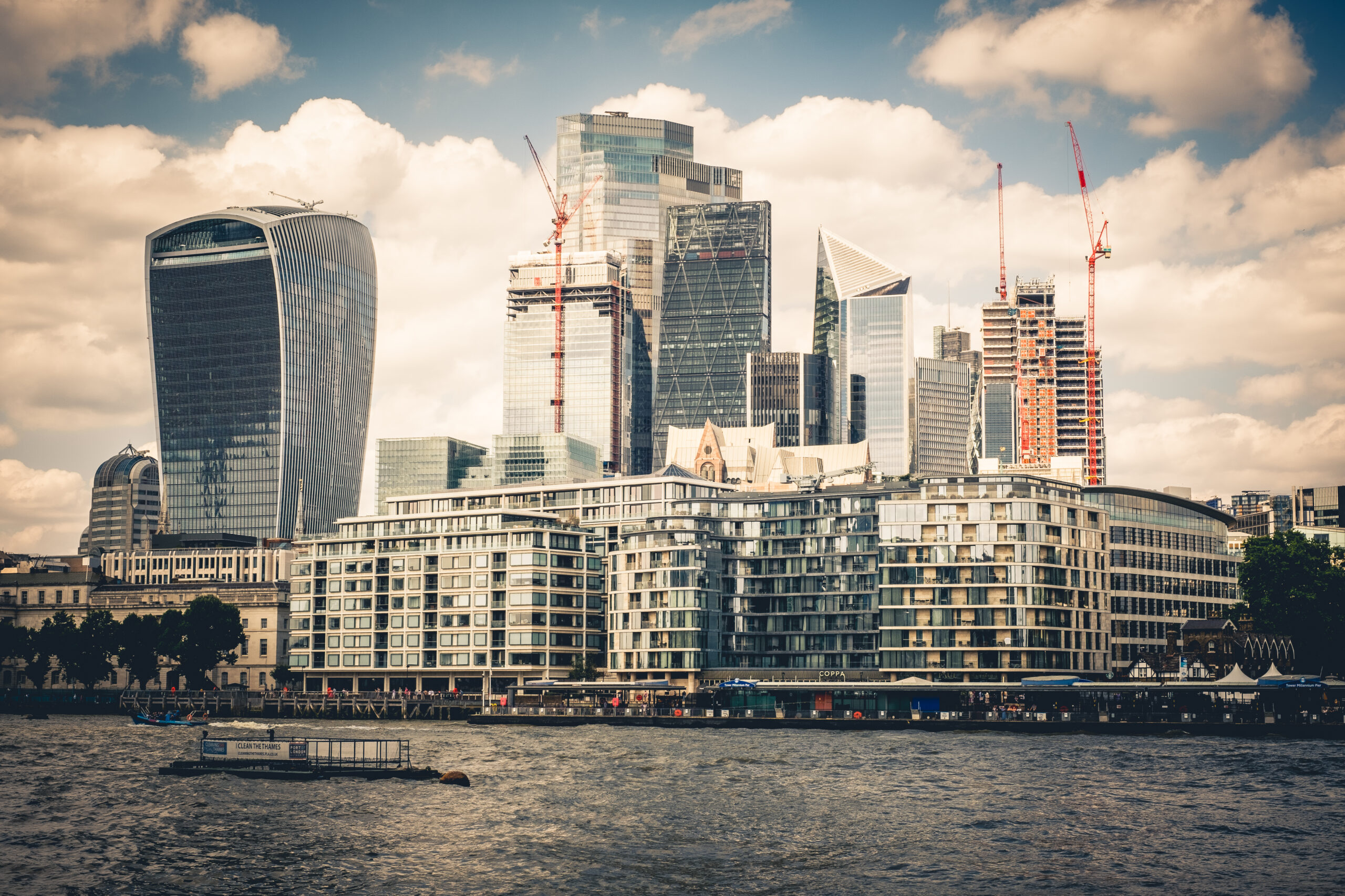 Skyline von London, Themse vor dem Business-Distrikt